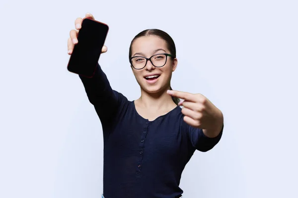 Подросток Студентка Указывает Пальцем Чистый Экран Смартфона Белом Фоне Студии — стоковое фото