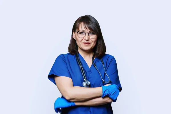 带听诊器的护士医生妇女的肖像 在白色工作室背景下看着相机 穿着蓝色制服的积极友善的医务工作者 工作人员 保健概念 — 图库照片