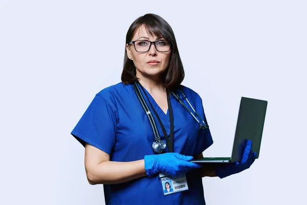 Retrato Médico Sério Feminino Com Laptop Mulher Confiante Olhando Para — Fotografia de Stock