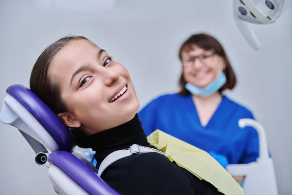 Joven Adolescente Control Tratamiento Examen Dental Clínica Chica Adolescente Sentada — Foto de Stock