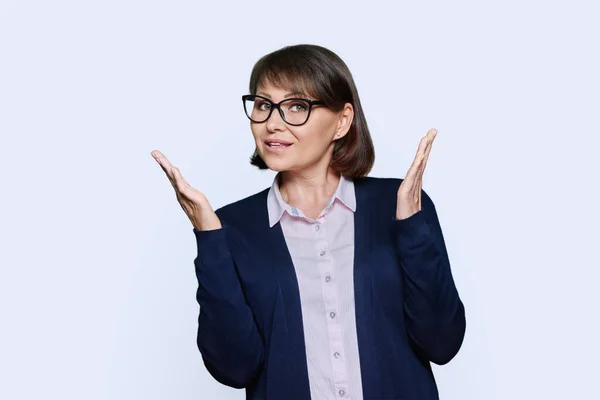 Middle Aged Business Woman Talking Gesturing Looking Webcam White Studio — Stock Photo, Image
