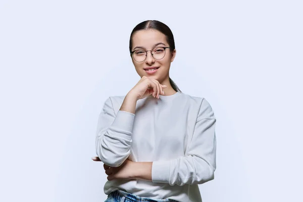 Teenagermädchen Mit Brille Blickt Die Kamera Auf Weißem Studiohintergrund Porträt — Stockfoto