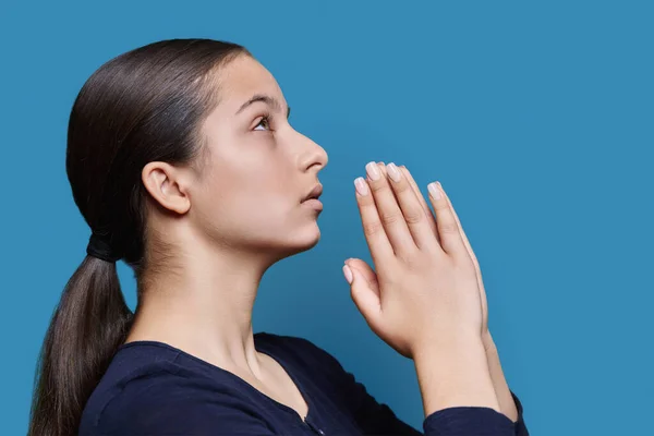 Młoda Atrakcyjna Kobieta Trzymająca Się Ręce Niebieskim Tle Studia Widok — Zdjęcie stockowe