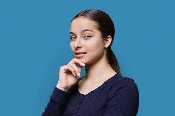 少女在蓝色工作室背景下看着相机的肖像 笑少女15 16岁 青春期 高中学生 青年概念 — 图库照片