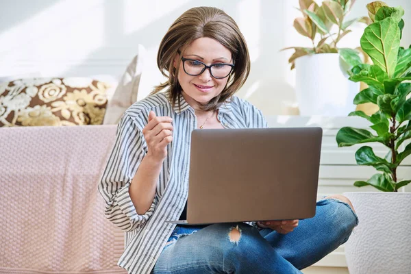 Reife Frau Benutzt Laptop Für Konferenzvideoanrufe Während Sie Hause Sitzt — Stockfoto
