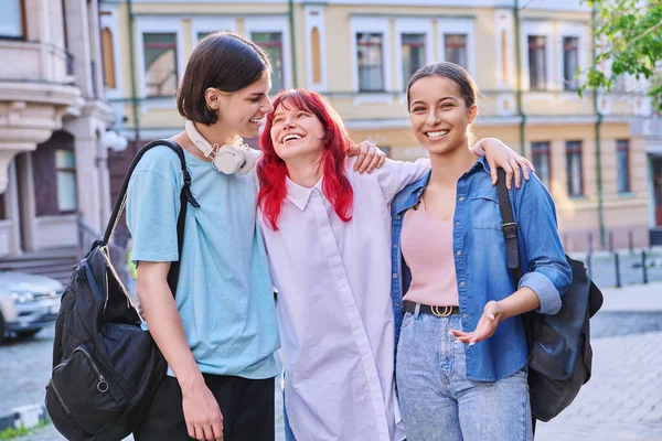 Mutlu Gülümseyen Genç Arkadaşları Kucaklayan Şehir Caddesinde Arkadaşlık Toplum Gençlik — Stok fotoğraf