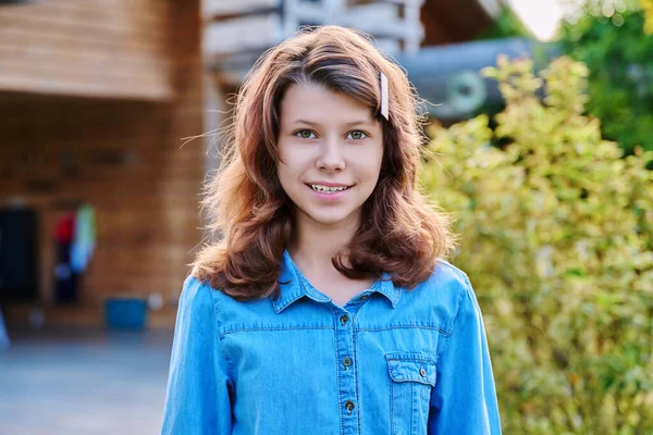Retrato Una Adolescente Años Aire Libre Chica Sonriente Mirando Cámara —  Fotos de Stock