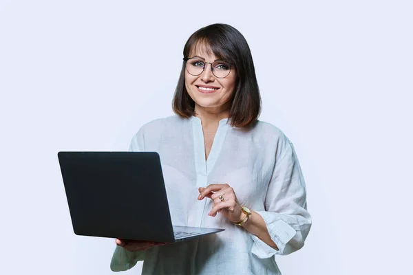 Volwassen Zakenvrouw Met Behulp Van Laptop Witte Studio Achtergrond Glimlachende — Stockfoto