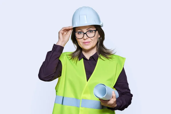 Женщина Инженер Архитектор Строительными Чертежами Свернула Чертеж Защитный Жилет Шлема — стоковое фото