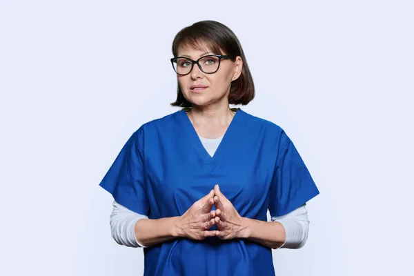 带听诊器 面带微笑的中年护士的画像 在白色的工作室背景上看着相机 戴眼镜的女护士医疗护理人员医疗服务概念 — 图库照片