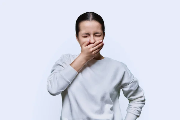 Дівчина Підліток Має Зубний Біль Білому Фоні Студії Концепція Стоматологічного — стокове фото