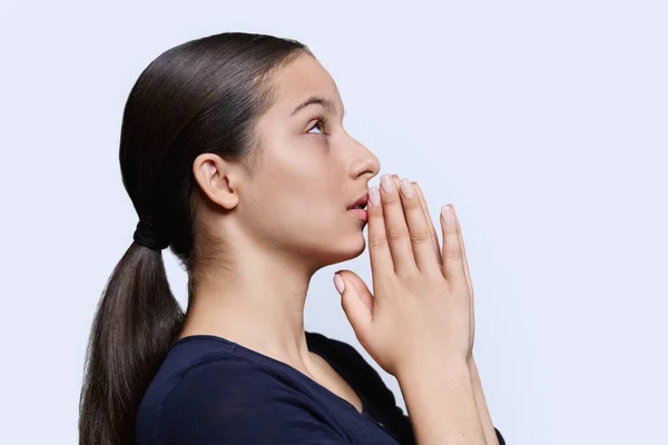 Jonge Aantrekkelijke Vrouw Hand Hand Gebed Witte Studio Achtergrond Profielweergave — Stockfoto