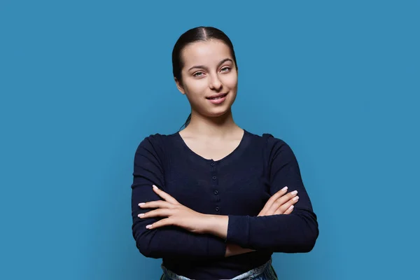 Retrato Adolescente Sorrindo Feminino Olhando Para Câmera Fundo Estúdio Azul — Fotografia de Stock