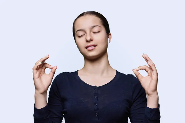 Teenage Uvolnil Dívku Sluchátkách Zavřenýma Očima Dělat Meditační Gesto Prsty — Stock fotografie