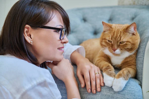 Middle Aged Woman Talking Ginger Pet Cat Home Interior Background — Fotografia de Stock