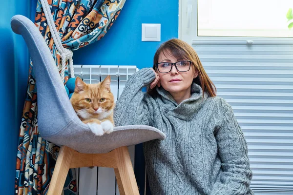 Frau Strickpullover Mit Roter Katze Die Sich Der Nähe Des — Stockfoto
