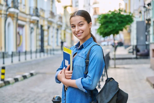 城市里微笑的女学生的户外肖像 看着相机 带着书包和笔记本的女孩 青少年概念 — 图库照片
