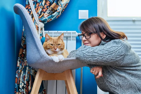 Γυναίκα Πλεκτό Μάλλινο Πουλόβερ Κατοικίδιο Ζώο Κόκκινο Γάτα Θέρμανση Κοντά — Φωτογραφία Αρχείου