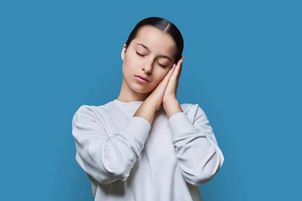 Νεαρή Γυναίκα Κοιμάται Κλειστά Μάτια Κρατώντας Χέρια Κοντά Στο Αυτί — Φωτογραφία Αρχείου