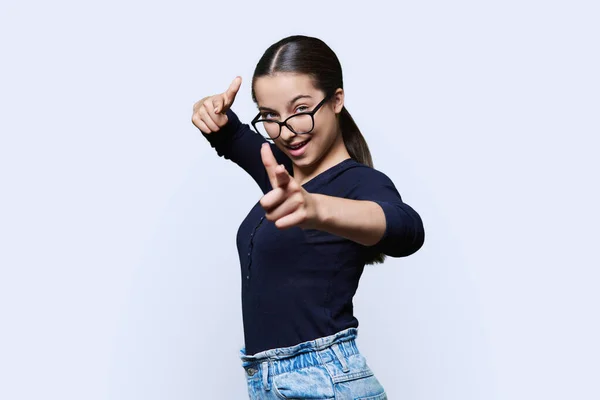 Adolescente Estudiante Gafas Mirando Cámara Apuntando Con Dedo Usted Fondo —  Fotos de Stock