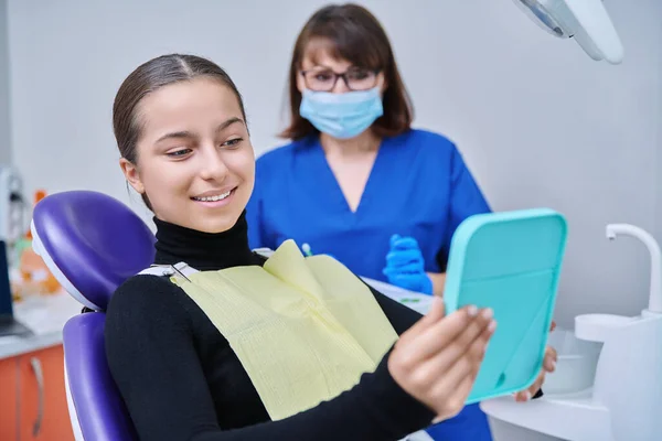 Aynalı Genç Bir Bayan Dişçi Koltuğunda Oturmuş Dişçiye Gülümsüyor Dişlerine — Stok fotoğraf