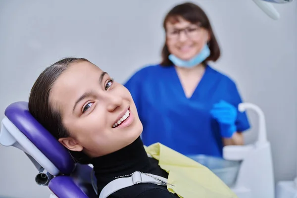 Jeune Adolescente Examen Dentaire Contrôle Traitement Clinique Adolescente Assise Dans — Photo