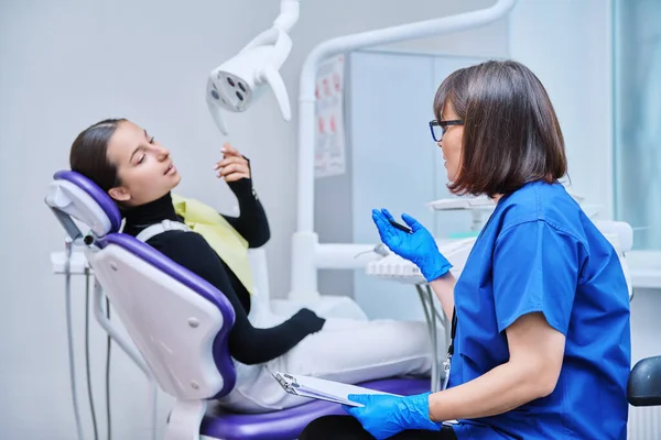 Dentiste Adolescente Patiente Clinique Dentaire Médecin Infirmière Écrivant Sur Presse — Photo