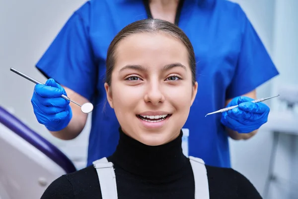 Jeune Adolescente Examen Dentaire Contrôle Traitement Clinique Adolescente Assise Dans — Photo