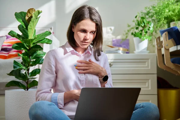 Mulher Bonita Usando Laptop Para Videoconferência Chamada Bate Papo Rindo — Fotografia de Stock