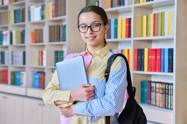 여학생 도서관에서 카메라를 소녀가 안경을 노트북 가방을 있습니다 고등학교 사춘기 — 스톡 사진