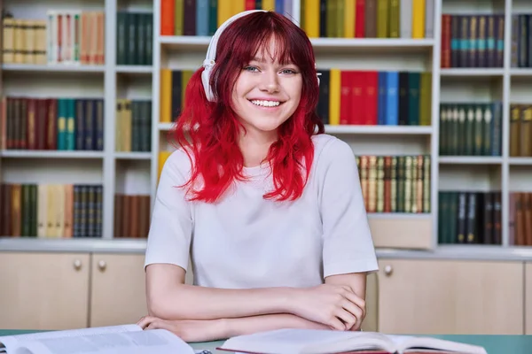 Kameraya Bakıp Kütüphanedeki Masada Oturan Güzel Kız Öğrencinin Portresi Kırmızı — Stok fotoğraf
