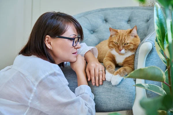 Middle Aged Woman Talking Ginger Pet Cat Home Interior Background — Foto Stock