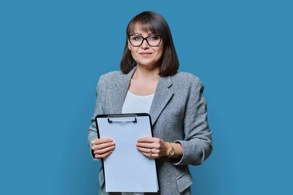 Affärskvinna Med Urklipp Blå Färg Bakgrund Självsäker Medelålders Kvinna Glasögon — Stockfoto