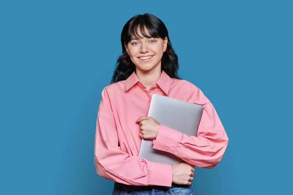 Usmívající Dospívající Studentka Laptopem Dívka Dívající Kameru Modrém Pozadí Studia — Stock fotografie