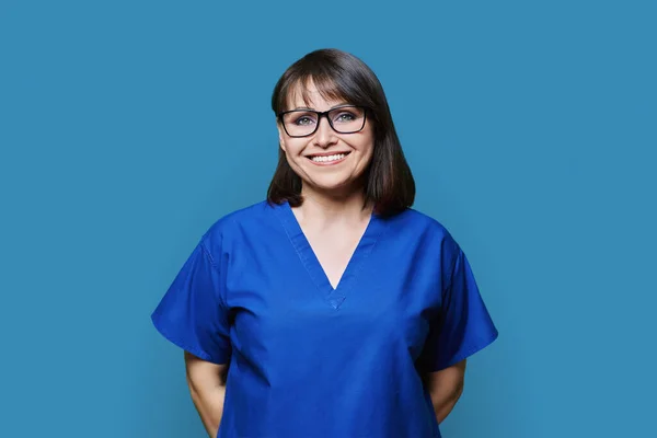 Smiling Woman Wearing Blue Scrubs Uniform Looking Camera Blue Color — Stock Photo, Image