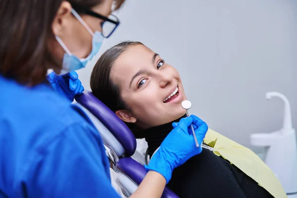 Молода Жінка Підліток Огляді Лікування Зубів Клініці Дівчина Сидить Кріслі — стокове фото