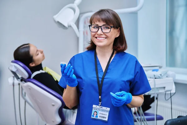 Dişçi Koltuğunda Oturan Genç Bir Hastayla Kameraya Bakan Gülümseyen Kadın — Stok fotoğraf