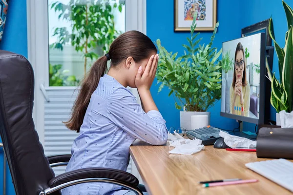 Nastolatka Zdenerwowana Płaczącą Dziewczyną Terapii Online Psychologiem Smutna Kobieta Rozmawiająca — Zdjęcie stockowe