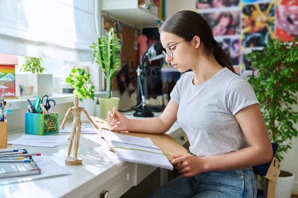 Nastolatka Rysująca Szkice Ołówkiem Siedząca Przy Stole Domu Kreatywna Młodzież — Zdjęcie stockowe