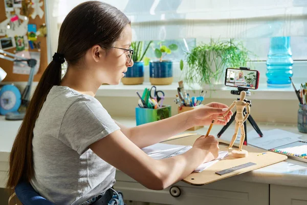 Adolescente Desenho Desenho Menina Olhando Para Tela Smartphone Sentado Casa — Fotografia de Stock