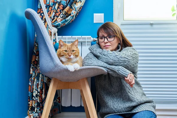 Γυναίκα Πλεκτό Μάλλινο Πουλόβερ Κατοικίδιο Ζώο Κόκκινο Γάτα Θέρμανση Κοντά — Φωτογραφία Αρχείου