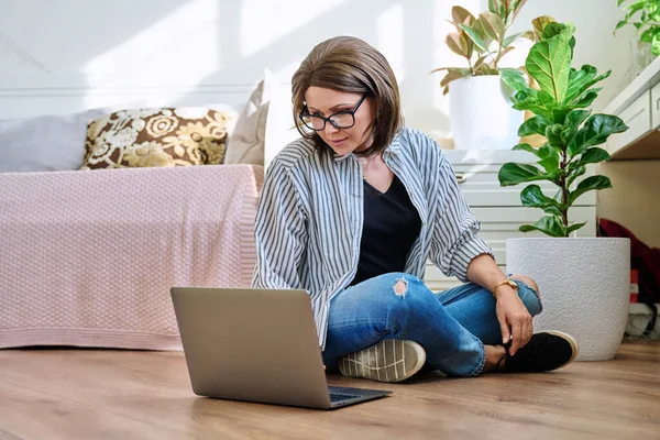 Mature Woman Sitting Floor Home Looking Laptop Middle Age Female — Foto Stock