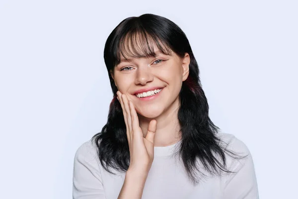 Gesicht Von Lächelnden Teenager Schöne Mädchen Auf Weißem Studiohintergrund Student — Stockfoto