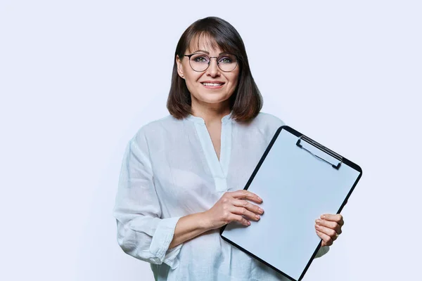 Confident Middle Aged Business Woman Clipboard Looking Camera White Background — Stock Photo, Image