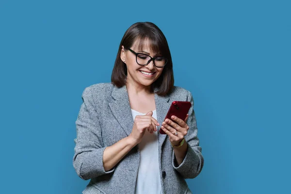 Sorridente Donna Affari Felice Guardando Schermo Dello Smartphone Sfondo Bianco — Foto Stock
