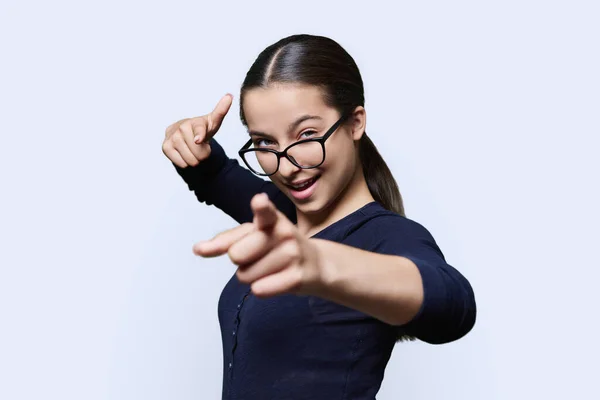Adolescente Estudiante Gafas Mirando Cámara Apuntando Con Dedo Usted Fondo — Foto de Stock