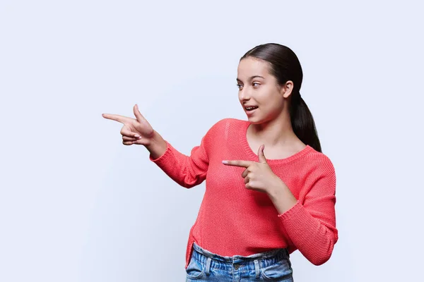 Tonåring Bedårande Flicka Kvinnlig Universitetsstudent Pekar Med Handen Tomt Utrymme — Stockfoto