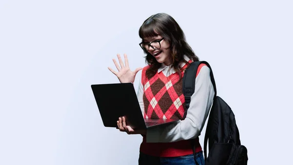 笑顔の女子学生18 19歳の白いスタジオの背景にラップトップを調べる Eラーニング オンラインレッスン 大学のコースのためのインターネットを使用してメガネの陽気な女の子 — ストック写真