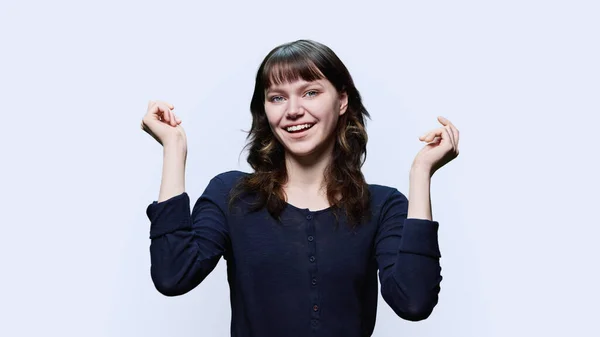 年轻迷人的快乐女性举手表决相机有乐趣的白色工作室背景 积极向上的情感观念 — 图库照片