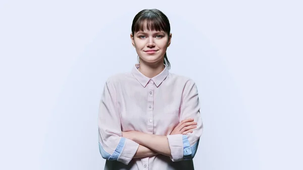 年轻微笑的女性在镜头前的肖像 交叉的手臂在白色的工作室背景上 快乐快乐积极的女性18 19岁 生活方式 青年概念 — 图库照片